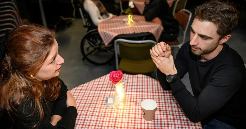 Främlingar möts på ”speedfriending” – för att motverka ofrivillig ensamhet