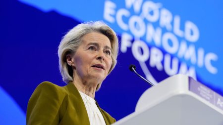 Ingen fall för von der Leyen när hon överlever Europaparlamentets förtroendeomröstning