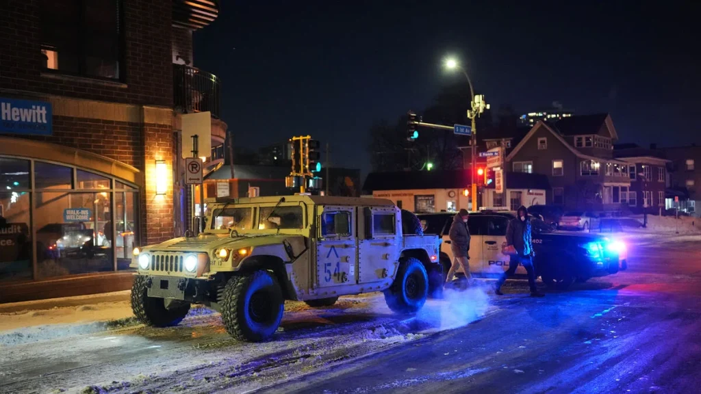 Nationalgardet anländer till Minneapolis efter oroligheter i samband med ICE-agents skjutning