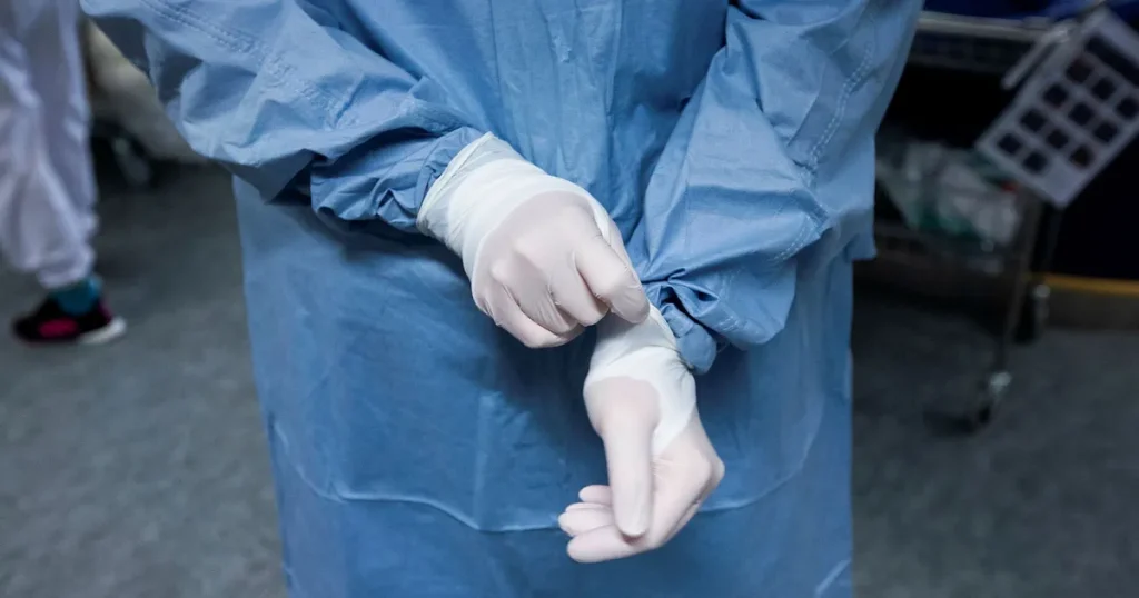 Sverige måste kunna tillverka livsviktig vårdutrustning vid krig