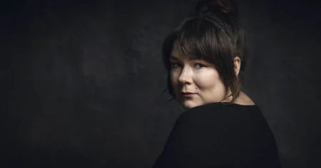 Lotta Ilona Häyrynens roman börjar med en avsugning och söker sig mot smärtpunkterna