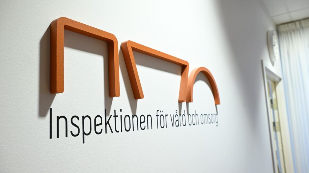 Svensk titel: Person med bröstsmärtor fick vänta på ambulans, avled senare