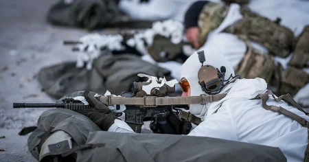 Danmark delar bilder på stridsberedda soldater på Grönland