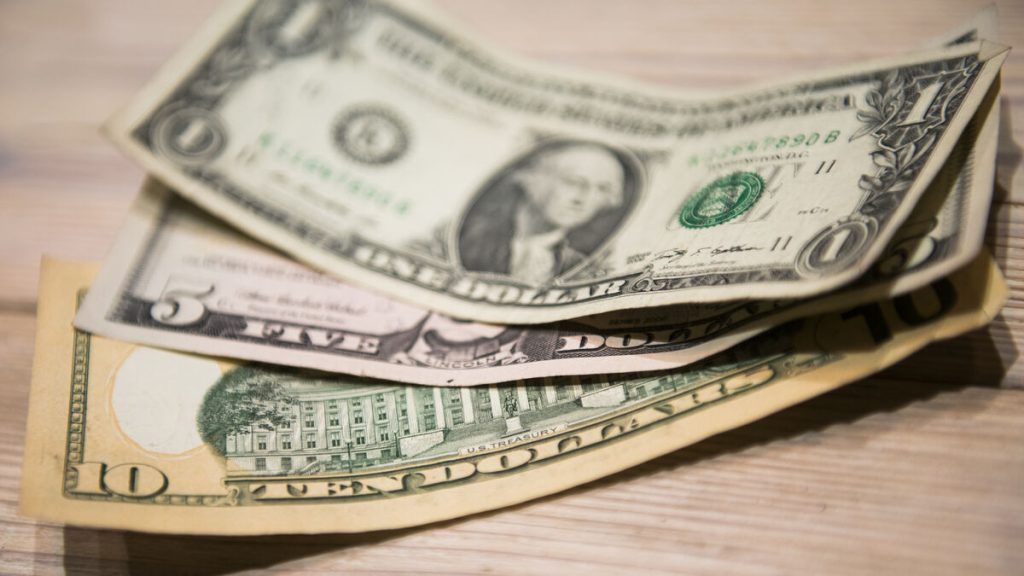 US-dollar försvagas under nio kronor