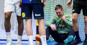 Palicka tvingas vila – blödning i ögat