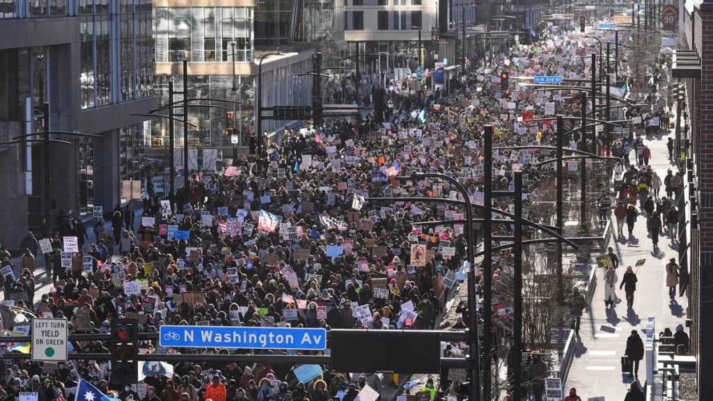 Tusentals demonstrerar i Minneapolis mot ICE