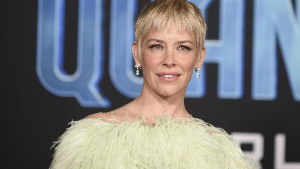 Lost-stjärnan Evangeline Lilly säger att hon fick hjärnskador efter att ha svimmat på en strand i Hawaii