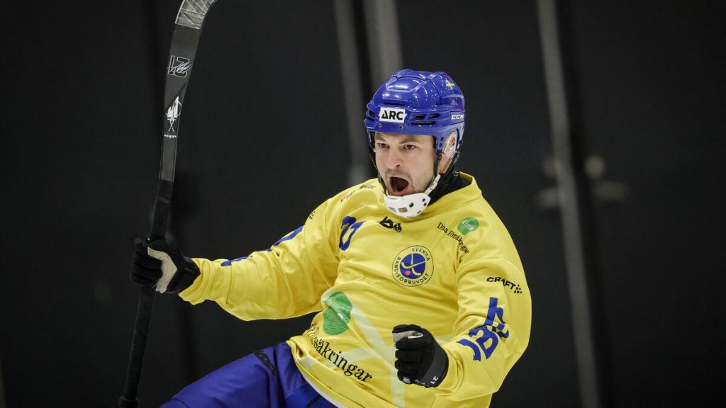 Sverige besegrar Norge 12-1 i tredje raka segern vid bandy-VM