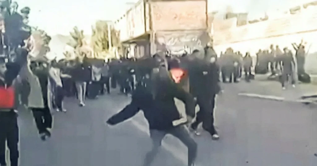 Regimen släcker internet i Iran – protesterna fortsätter