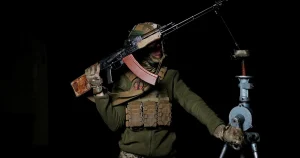 Med kulspruta jagar ”Butjahäxorna” ryska drönare om nätterna