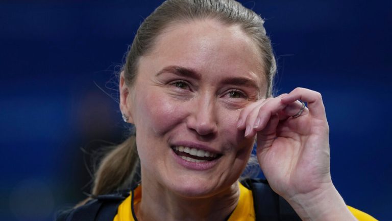 Sara McManus berättar för sin son att de har säkrat en OS-medalj