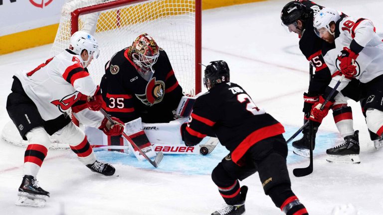 Ullmark tillbaka på isen, räddar 26 skott