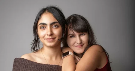 Elisabeth Åsbrink: Två unga inleder en livsnödvändig dialog om Israel och Gaza