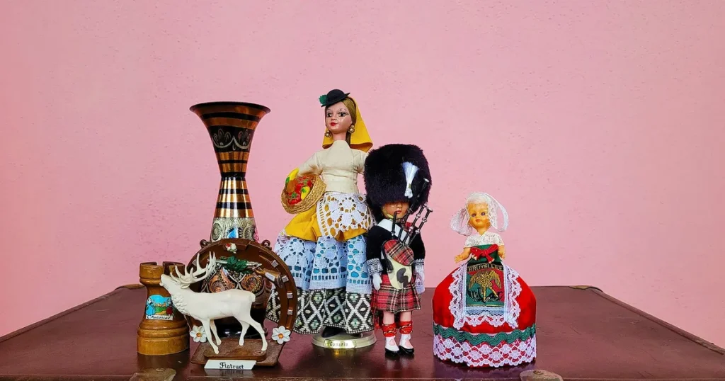 Arbetets museum samlar in svenskarnas semestersouvenirer