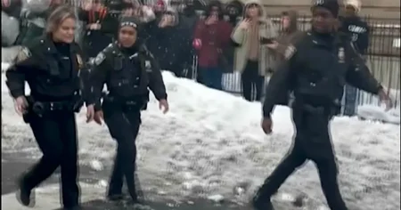 Mamdani i konflikt med polisen efter snöbollskrig
