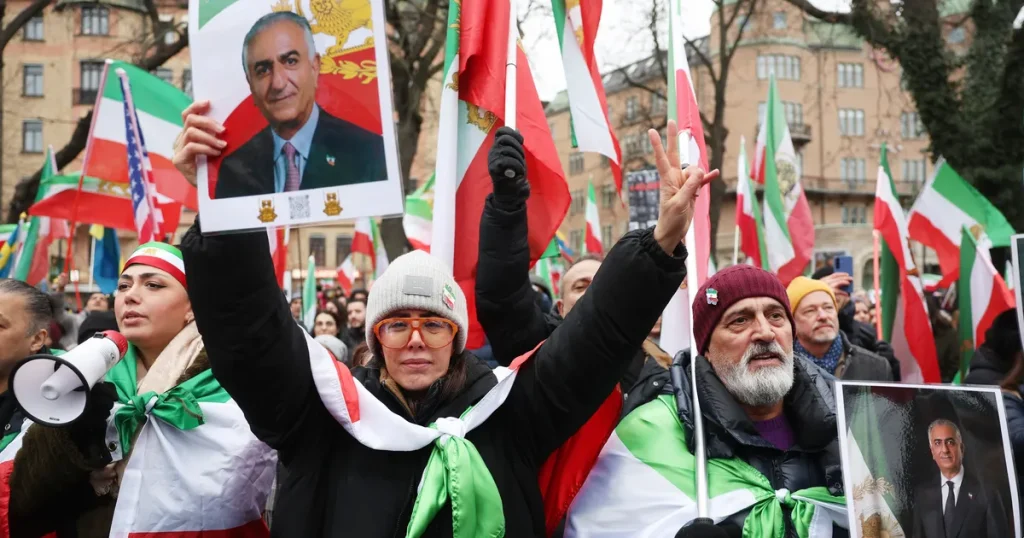 Lättnad och oro bland iranier i Sverige: ”Vill bara ha bort regimen”