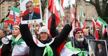 Lättnad och oro bland iranier i Sverige: ”Vill bara ha bort regimen”