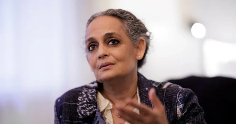 Arundhati Roy hoppar av Berlins filmfestival i protest mot Gazauttalanden