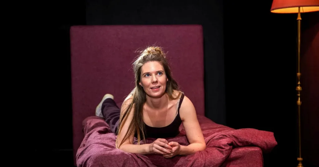 Den tunga doften av oprövad erotik smittar hela salongen