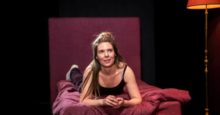 Den tunga doften av oprövad erotik smittar hela salongen