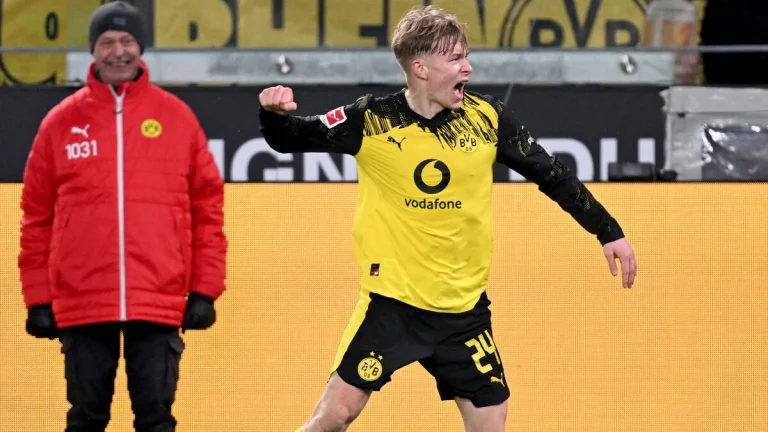 Svenska landslagsbacken Daniel Svensson imponerade när Borussia Dortmund mötte Bayern München