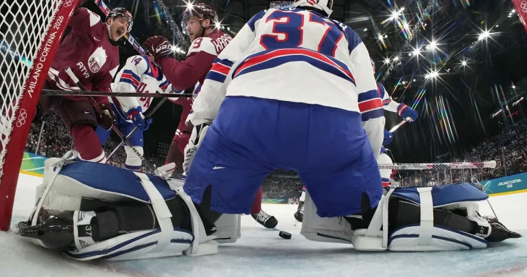 ”När pucken träffar honom så är den som fastlimmad”