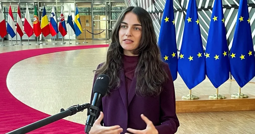 Susanne Nyström: Om Romina Pourmokhtari vill få slut på ”tramset” kan hon inte bjuda på öppet mål