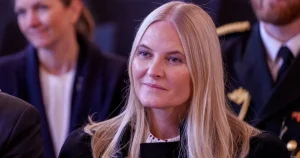 Mette-Marit ber om ursäkt för vänskap med Epstein