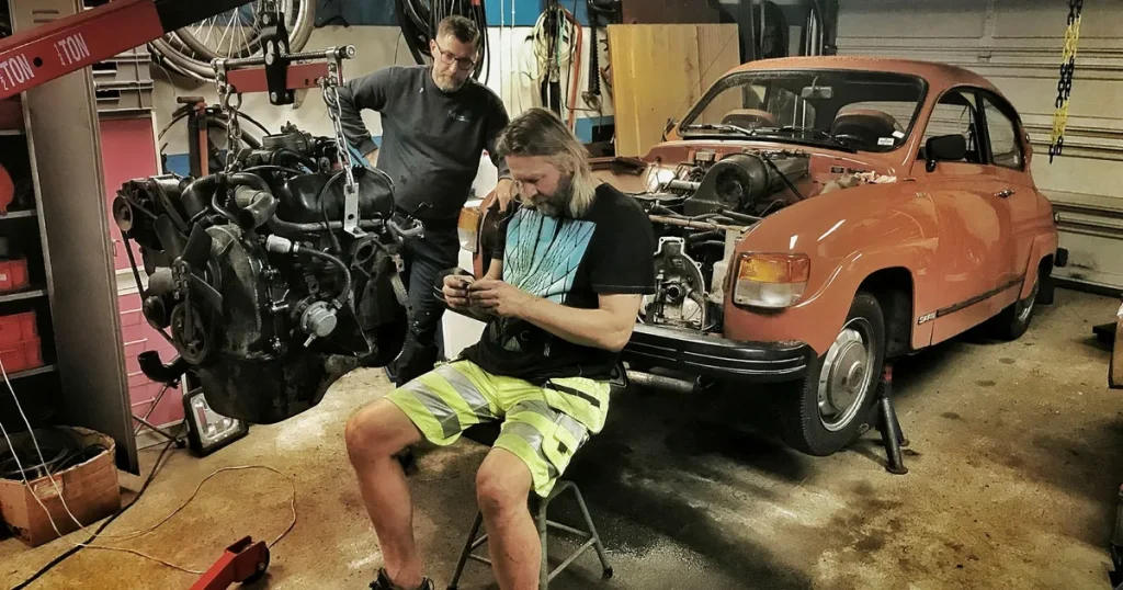 n’Jonas: Kärlek, kaos och fem gamla Saabar