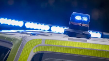 En svensk översättning av titeln skulle vara:
”Två allvarligt skadade efter polisens biljakt”