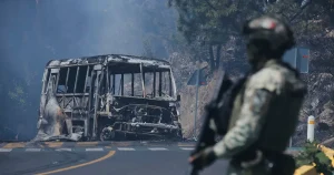 Erik de la Reguera: Skotten får dig att hoppa högt – och det är avsikten