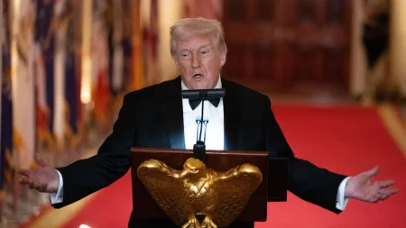 Trump säger att han kommer att skicka sjukhusfartyg till Grönland