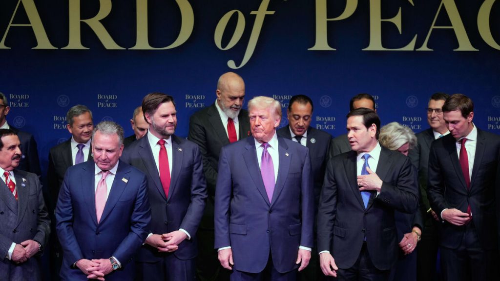 Trump varnar Iran vid sitt fredsmöte i Washington