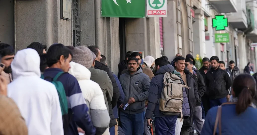 Spanien legaliserar över en halv miljon migranter