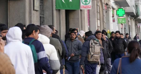 Spanien legaliserar över en halv miljon migranter