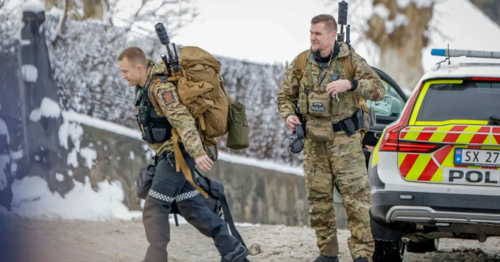 Man sköt mot polis – har barrikaderat sig i hus