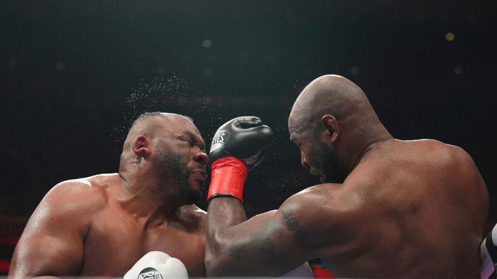 Boxare förlorade sin tupé efter en smäll i ringen