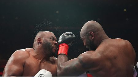 Boxare förlorade sin tupé efter en smäll i ringen