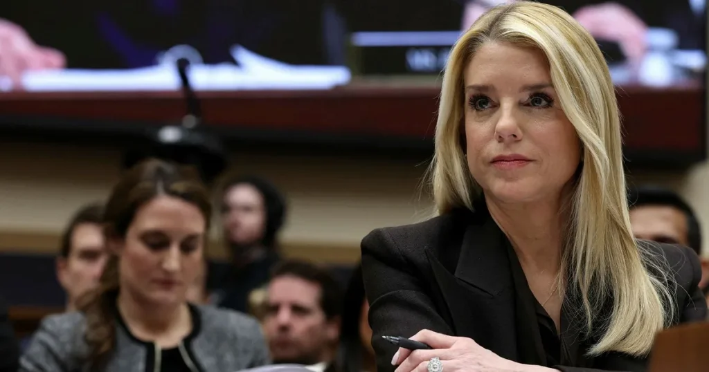 Bondi kritiseras efter påståendet att alla Epsteinfiler släppts