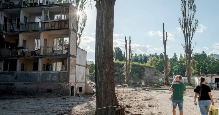 Peter Englund: Det ryska hamrandet fortsätter – men tiden och siffrorna står inte på deras sida