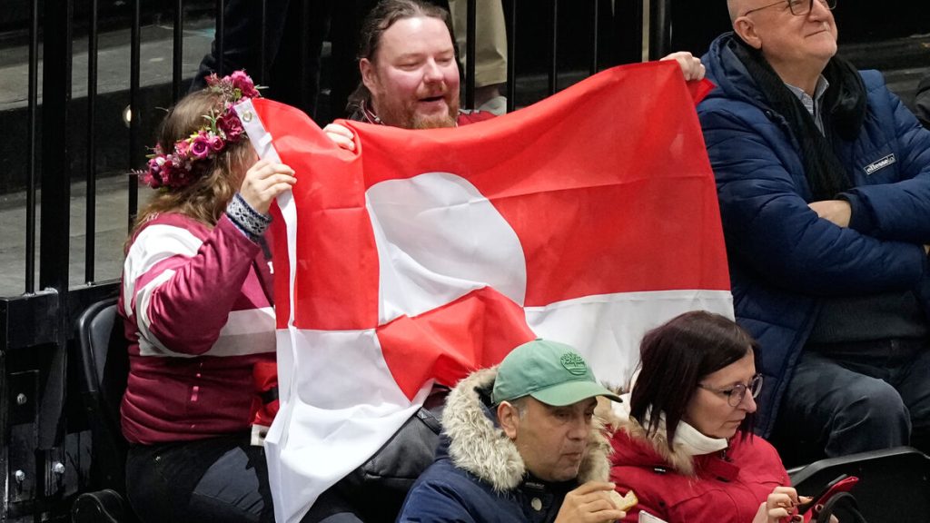 Fans höll upp den grönländska flaggan under USA-Danmarks ishockeymatch