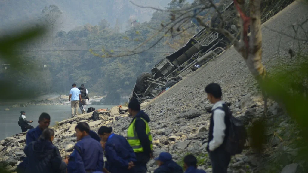 Minst 19 döda i bussolycka i Nepal, 25 skadade