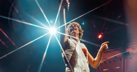 Håkan Hellström ger publiken vad den vill ha – en karneval med extra allt