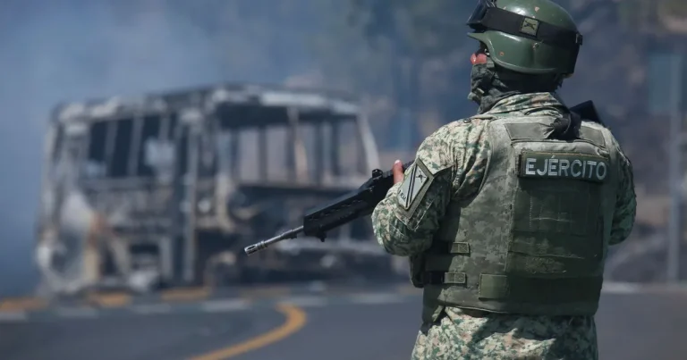 Minst 25 soldater dödades i kartellstrid