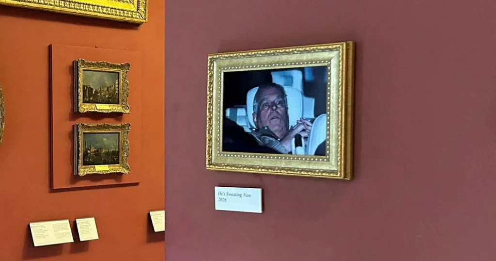 Bild på exprins Andrew tar plats på Louvren