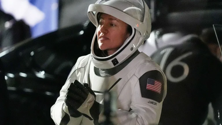 Astronauter ledda av svensk-amerikanska Jessica Meir anländer till Internationella rymdstationen