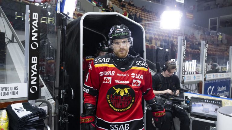 Bråk i spelargången mellan tränare och spelare efter första perioden i SHL-match
