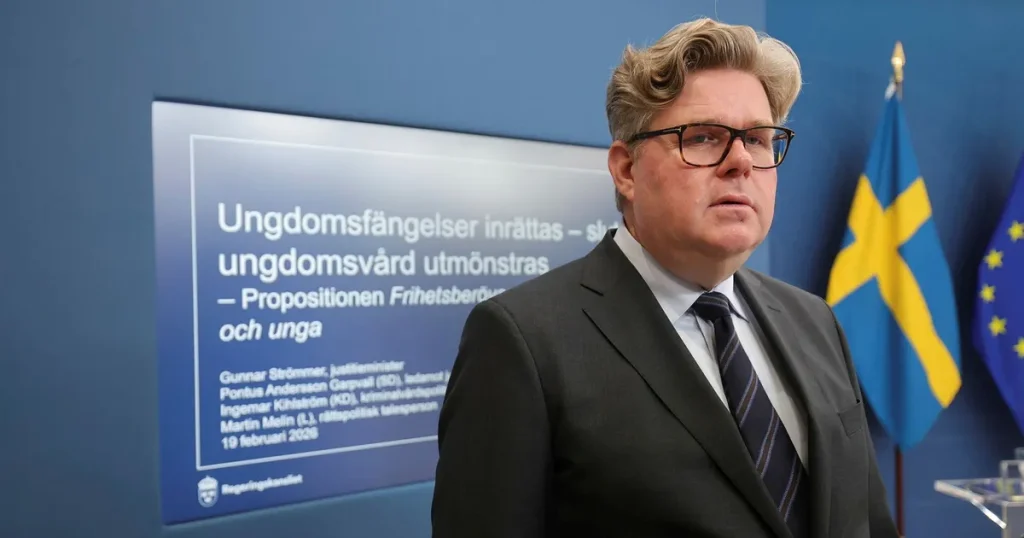 Barn får låsas in i högst elva timmar i de nya ungdomsfängelserna