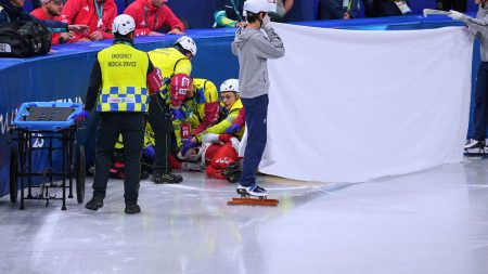 Otäck krasch, skridskoåkare träffad i ögat av skridskoblad