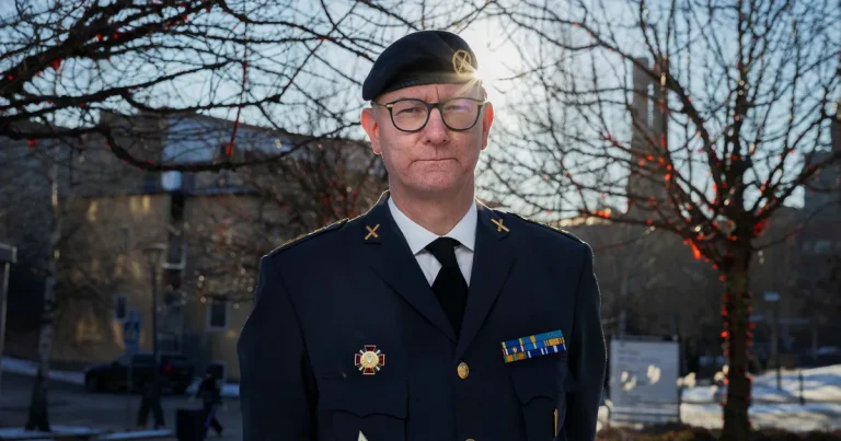Militärexperten Johan Huovinen svarar på frågor från Kiev